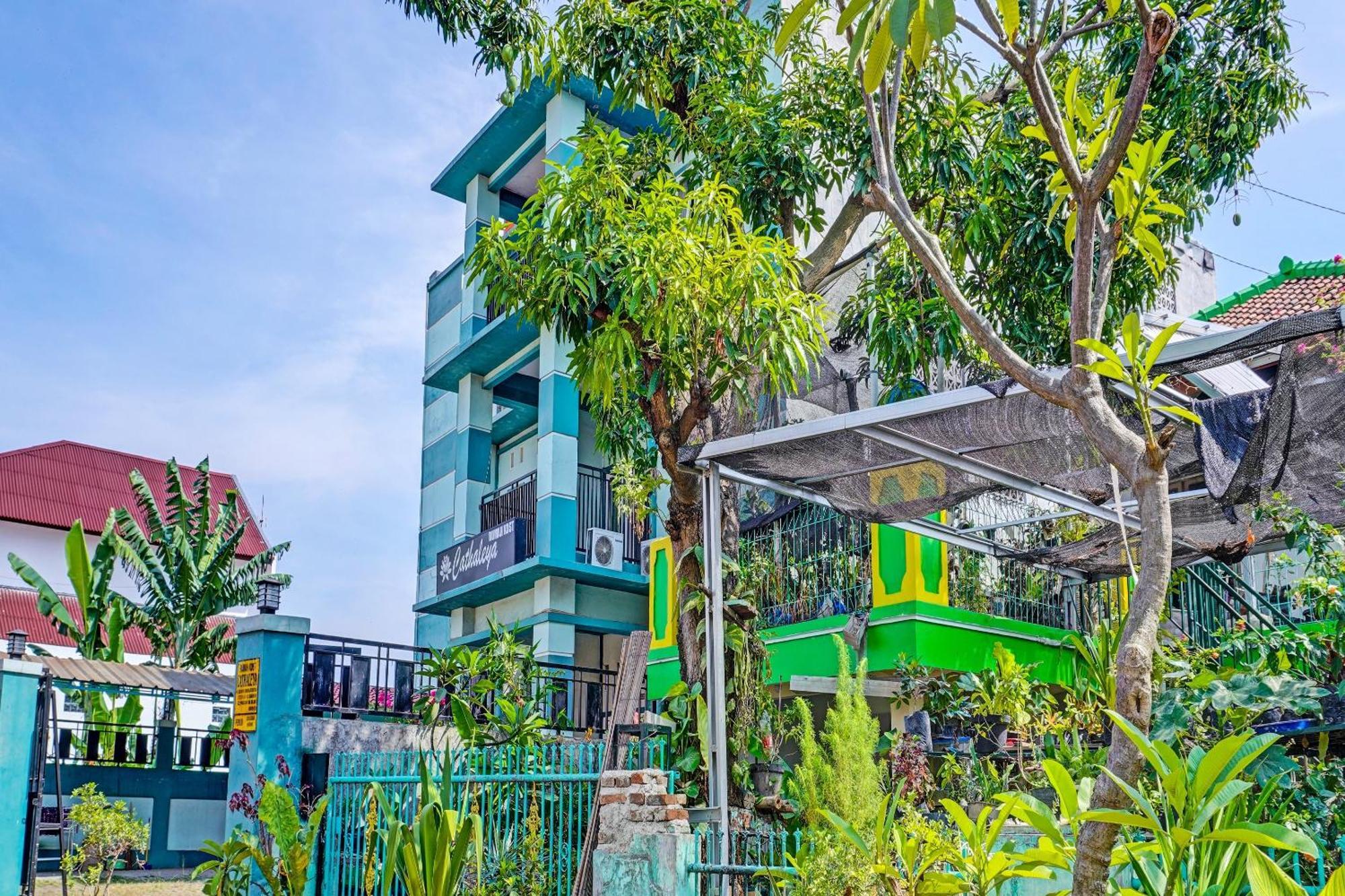 Oyo 91731 Home Stay Elis Cateliya Syariah Karawang Exterior photo