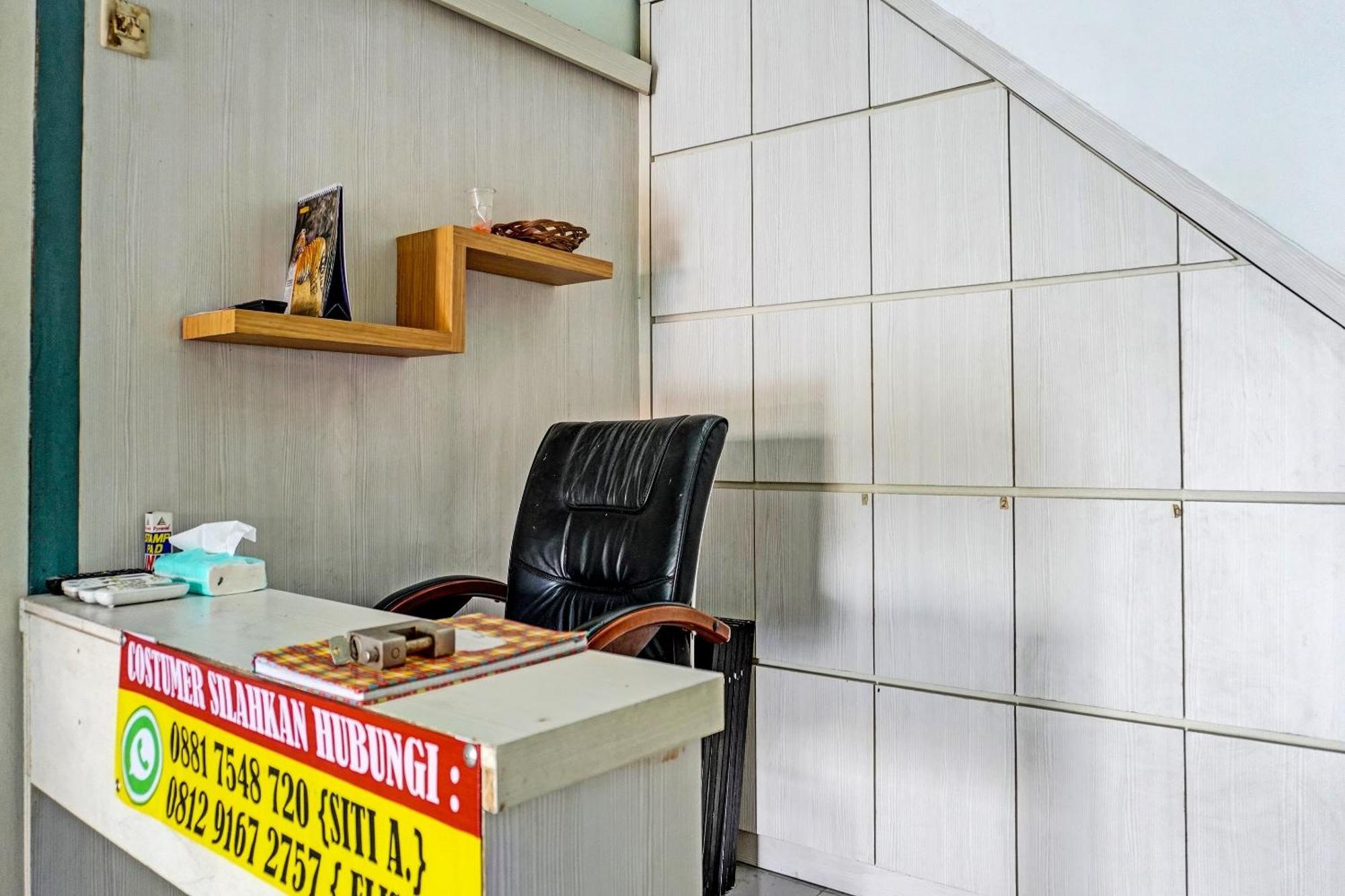 Oyo 91731 Home Stay Elis Cateliya Syariah Karawang Exterior photo