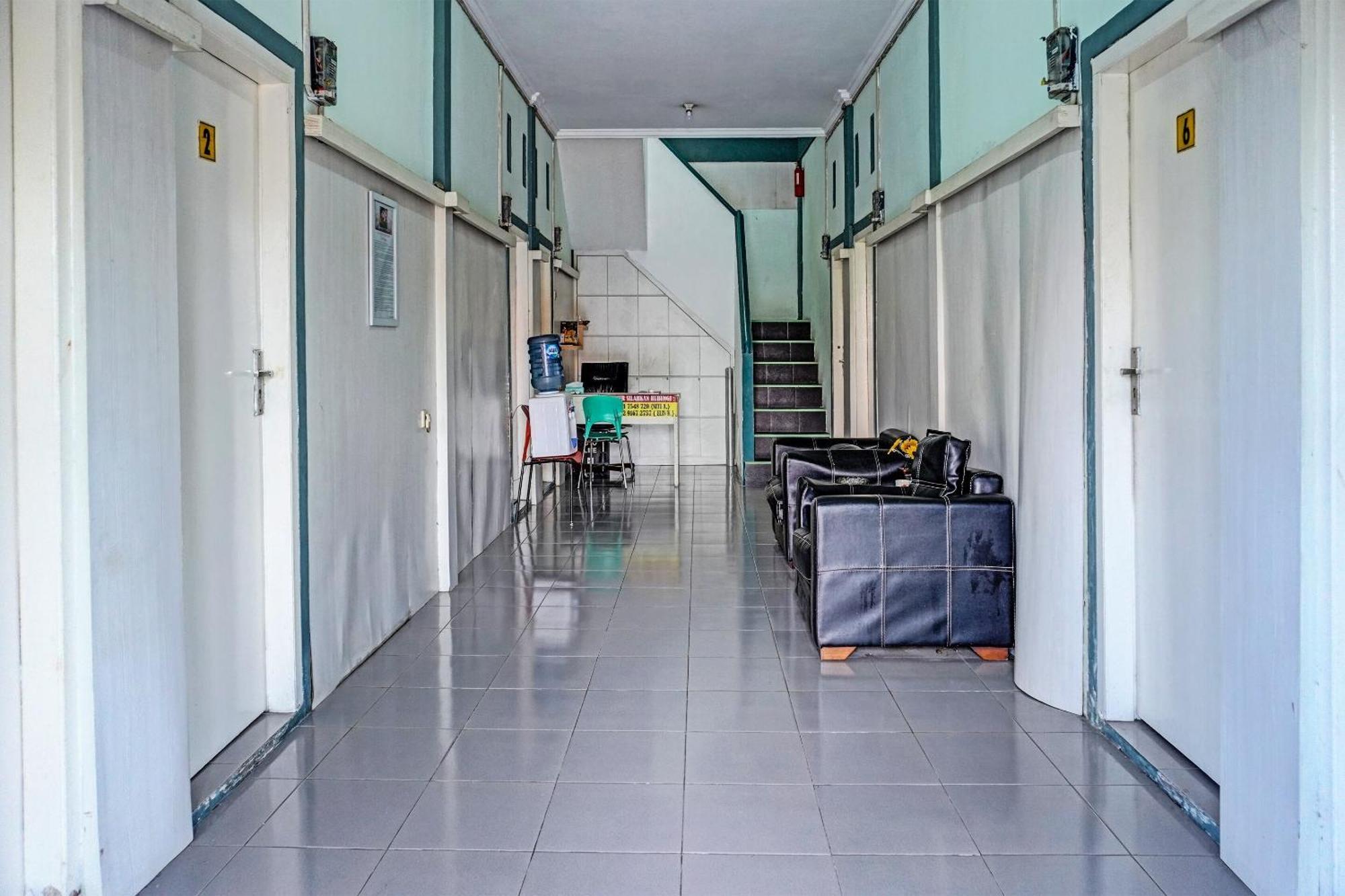 Oyo 91731 Home Stay Elis Cateliya Syariah Karawang Exterior photo