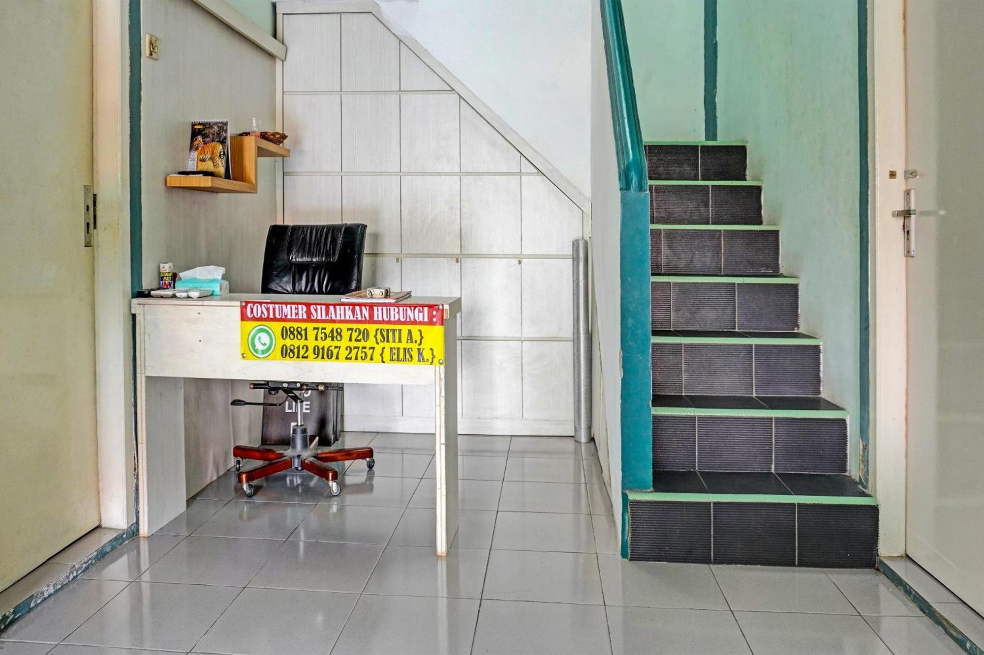 Oyo 91731 Home Stay Elis Cateliya Syariah Karawang Exterior photo