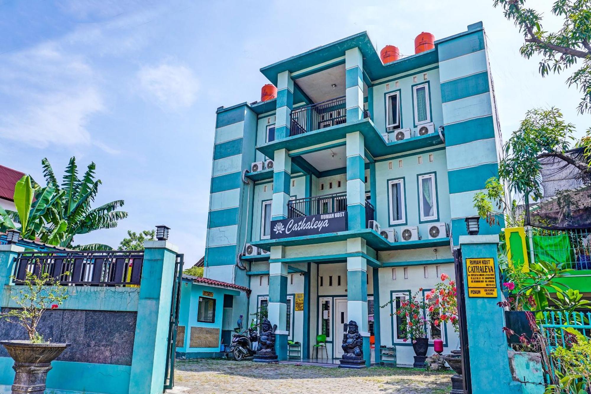 Oyo 91731 Home Stay Elis Cateliya Syariah Karawang Exterior photo