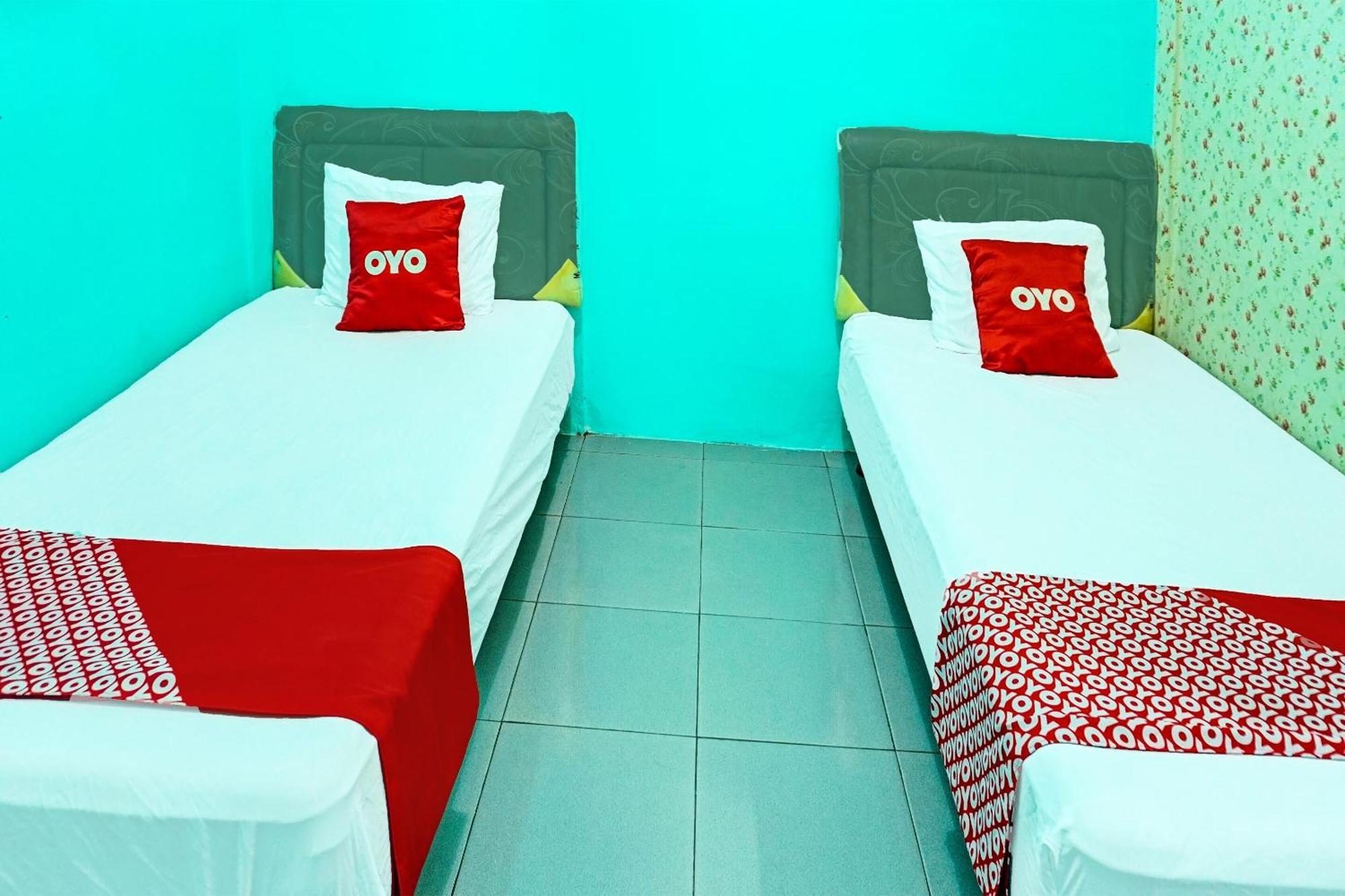 Oyo 91731 Home Stay Elis Cateliya Syariah Karawang Exterior photo