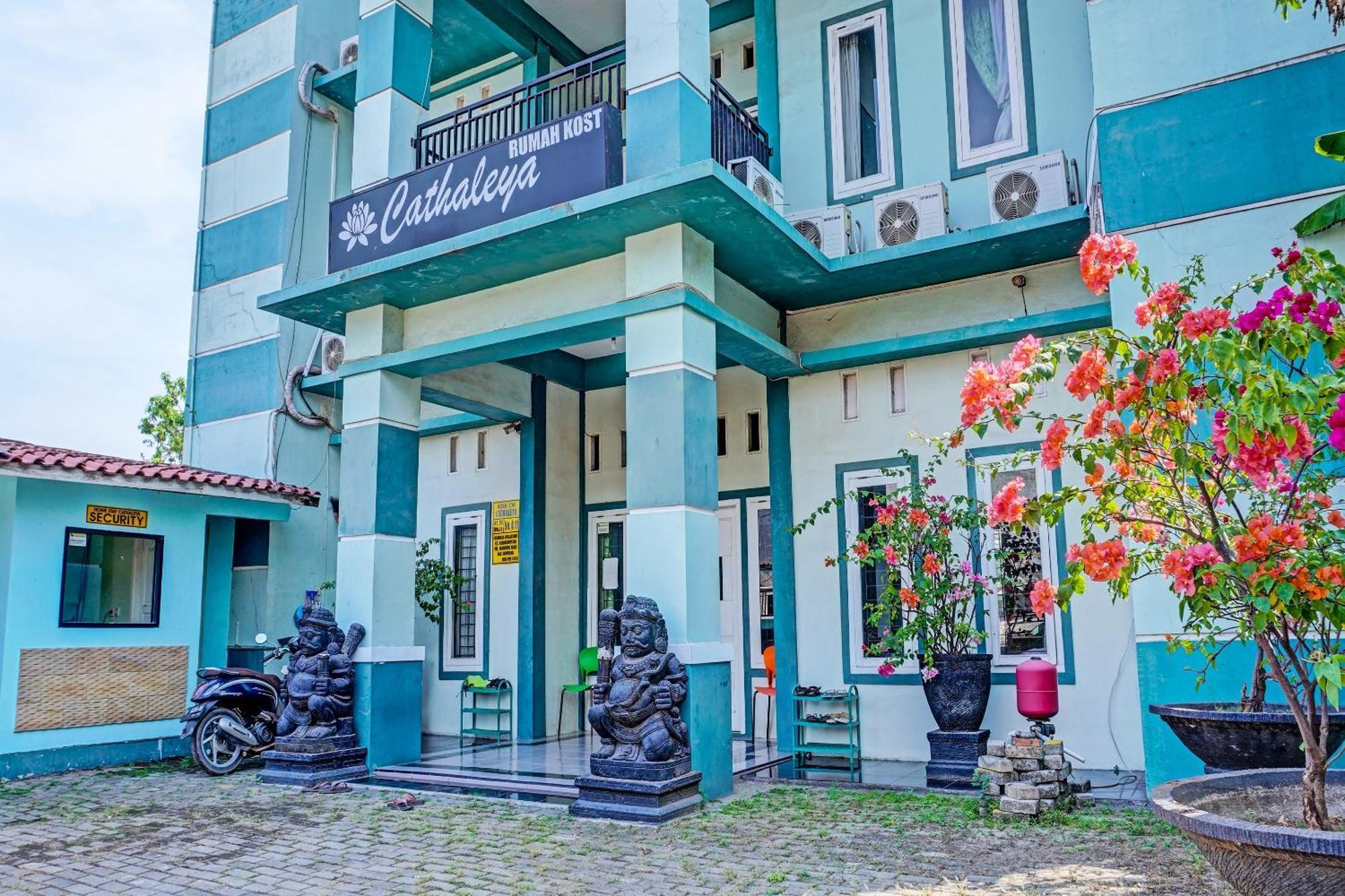 Oyo 91731 Home Stay Elis Cateliya Syariah Karawang Exterior photo