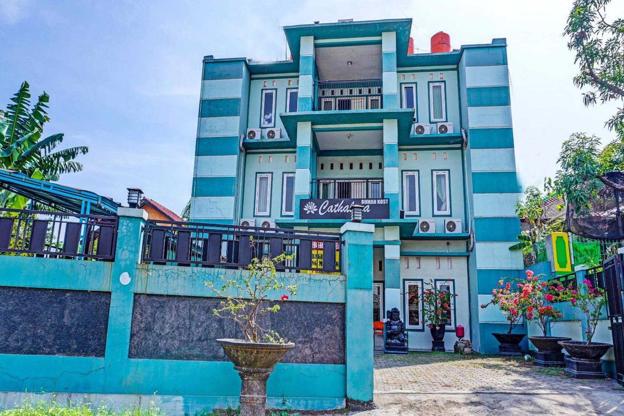 Oyo 91731 Home Stay Elis Cateliya Syariah Karawang Exterior photo